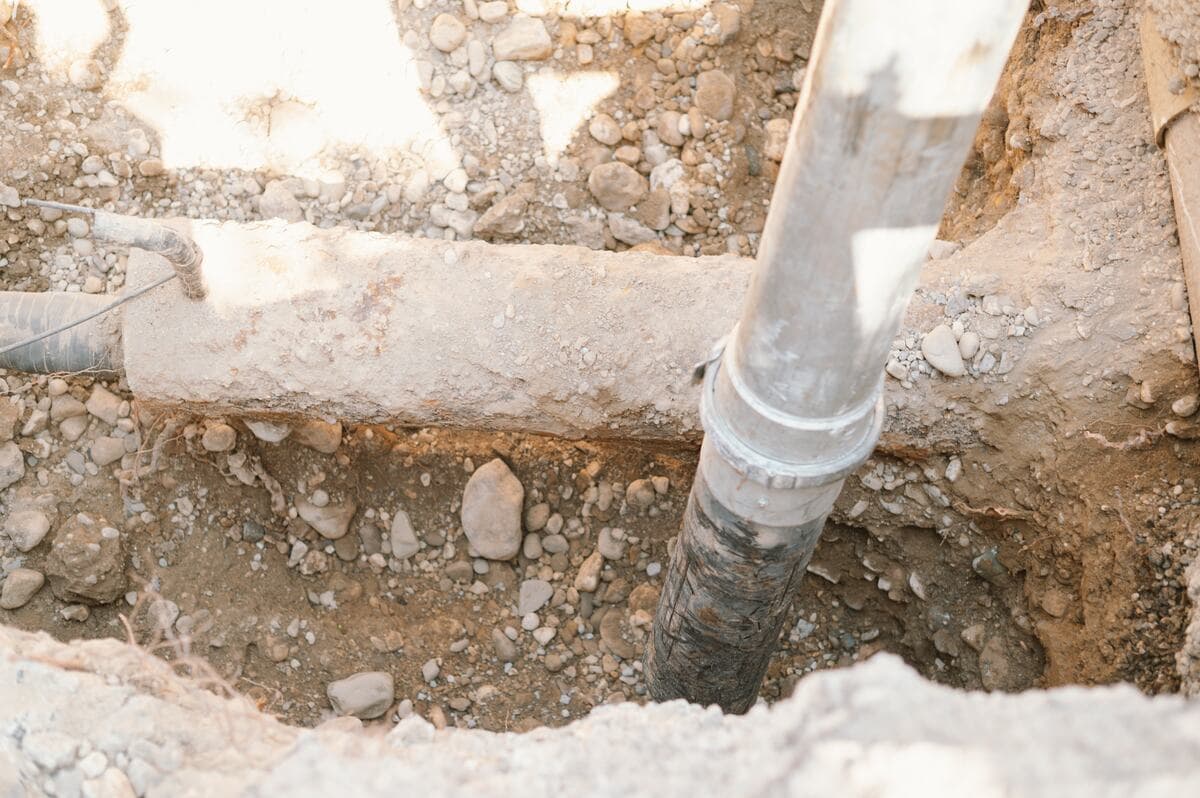 Canalisation mise à nu par aspiration, terrain caillouteux