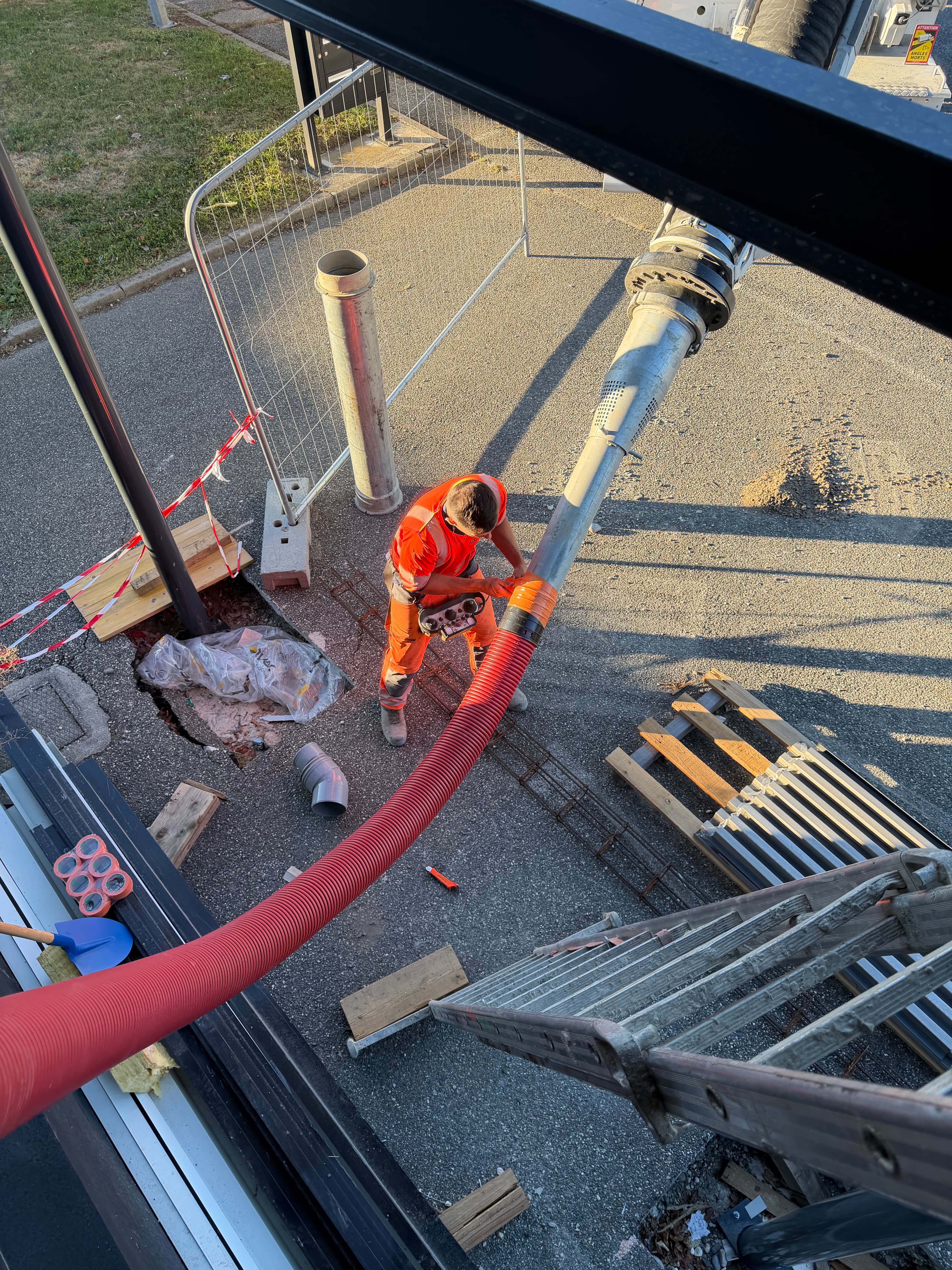 Technicien AIX TP installant les rallonges sur le chantier Chocosuisse