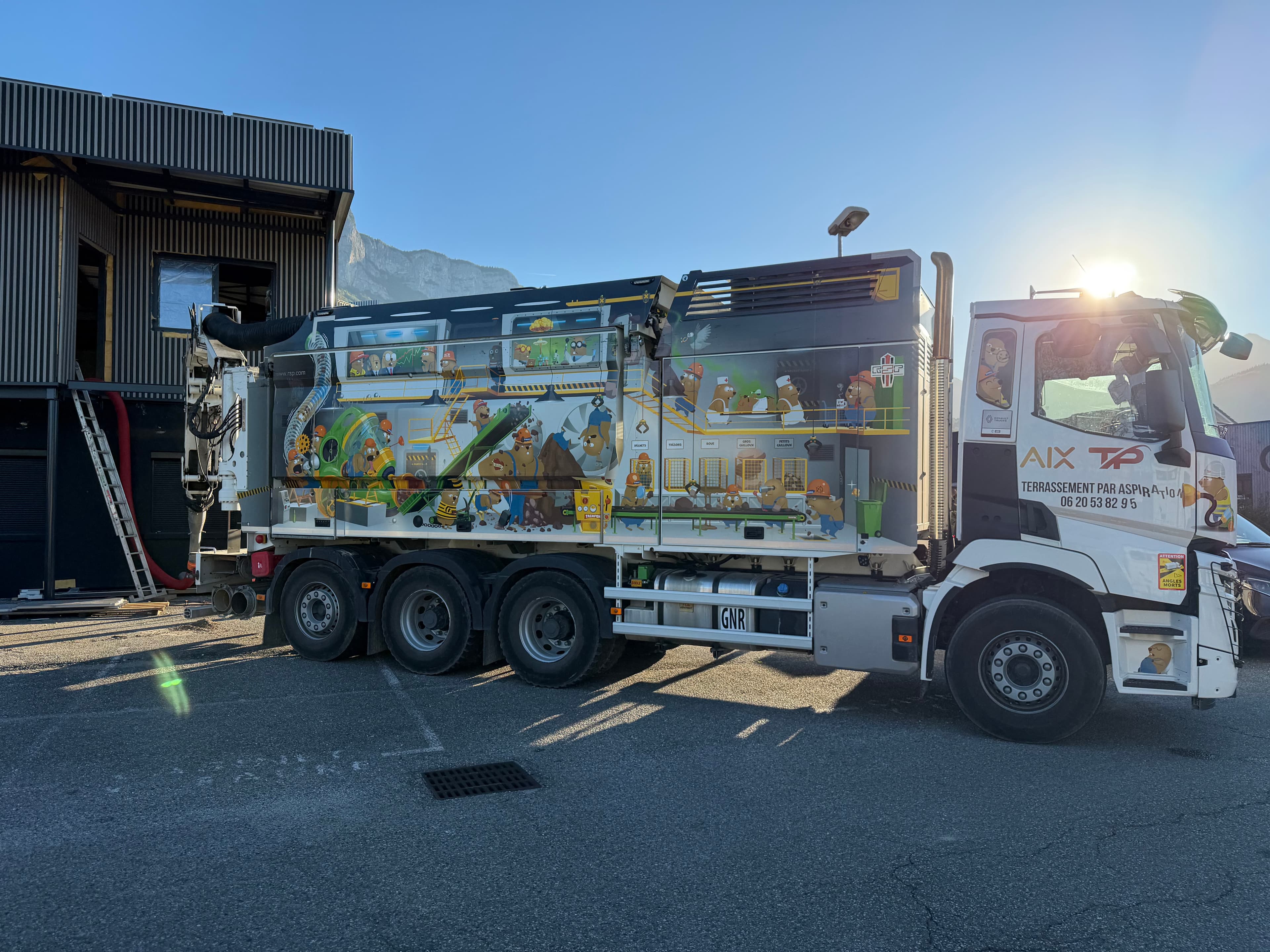 Camion aspiratrice-excavatrice AIX TP stationné sur le chantier Chocosuisse