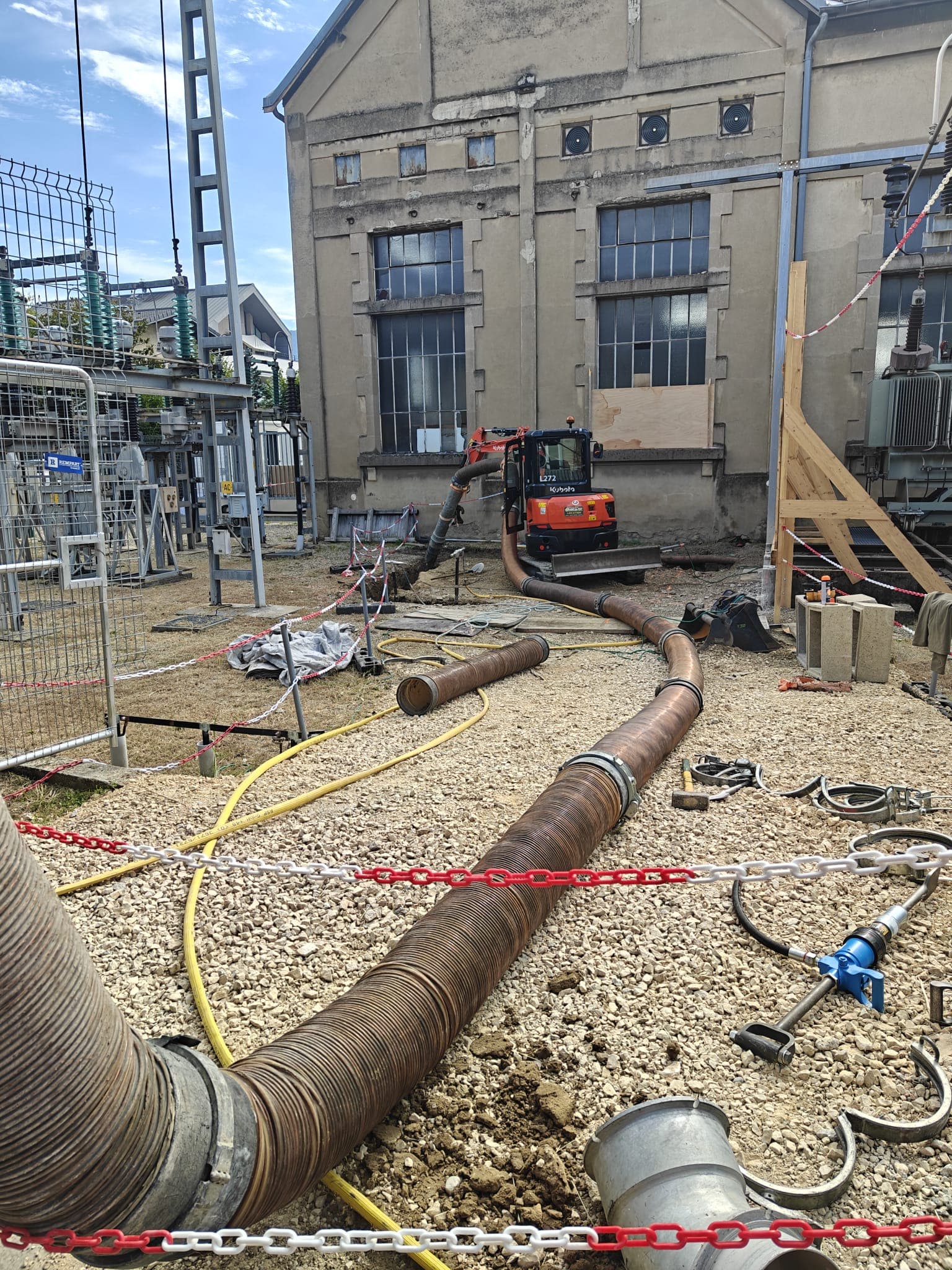 Chantier de terrassement par aspiration au cœur du poste électrique de Barberaz