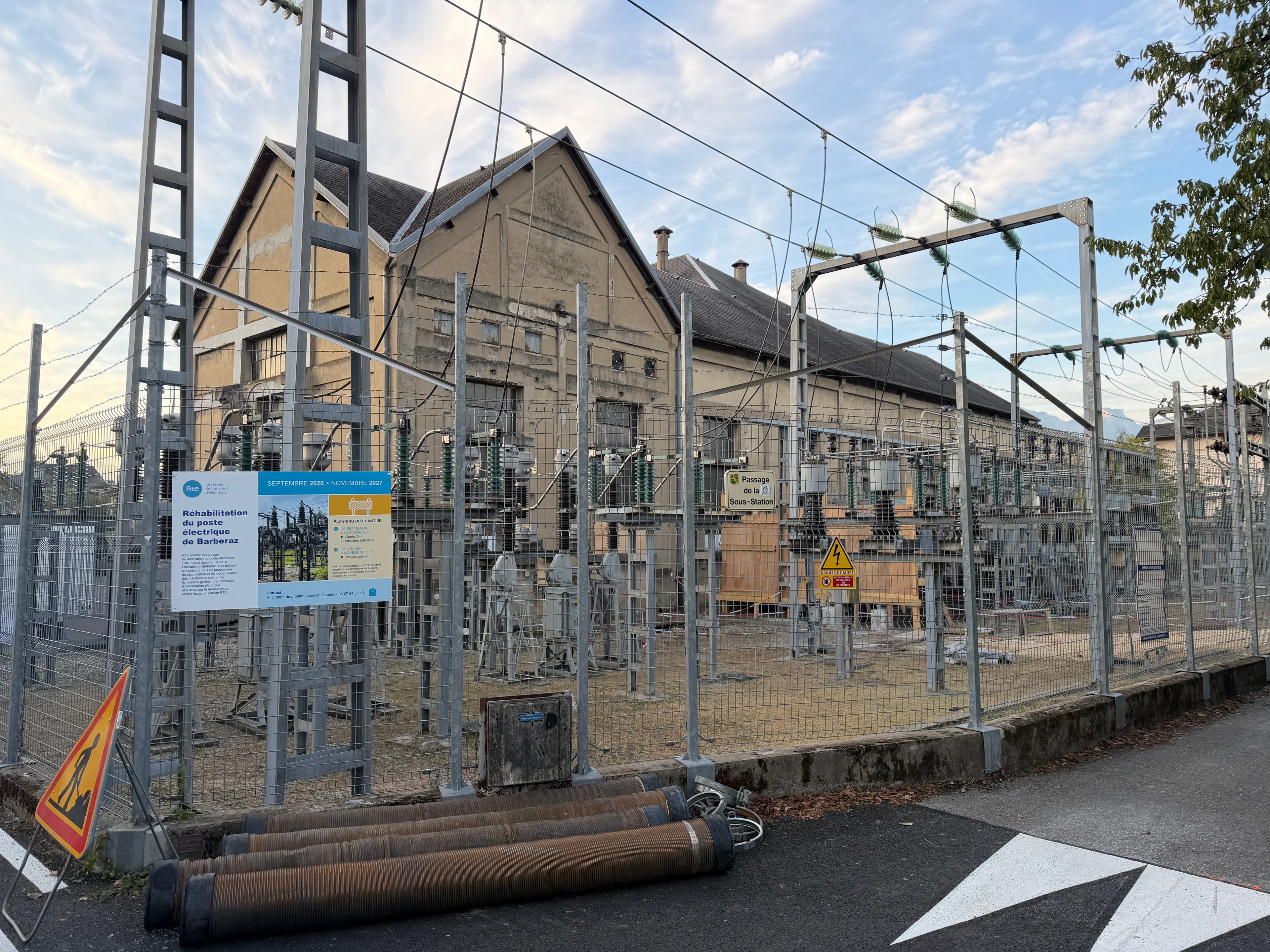 Poste électrique RTE/SNCF de Barberaz en réhabilitation, flexibles d'aspiration AIX TP posés devant la clôture