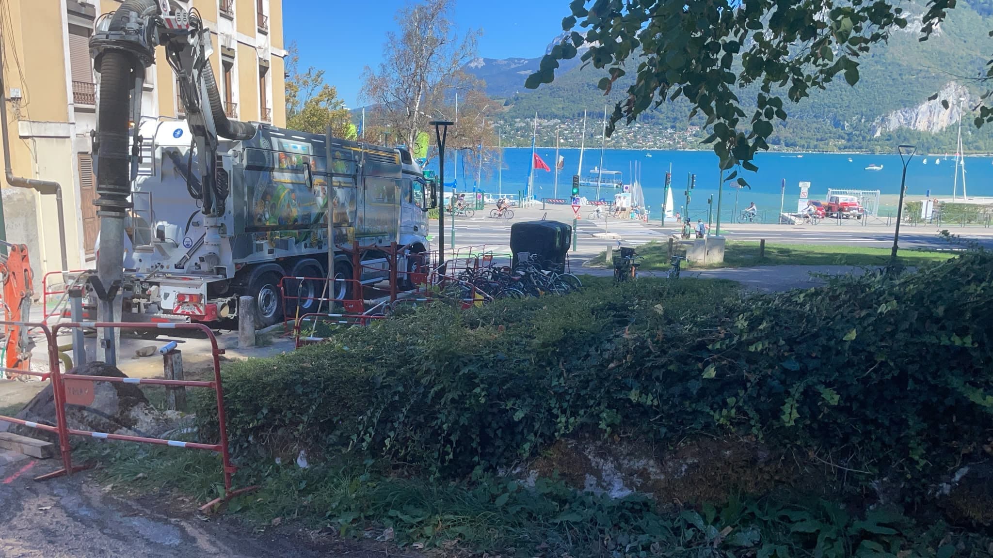 Bras d'aspiration de l'aspiratrice-excavatrice AIX TP en action à Annecy