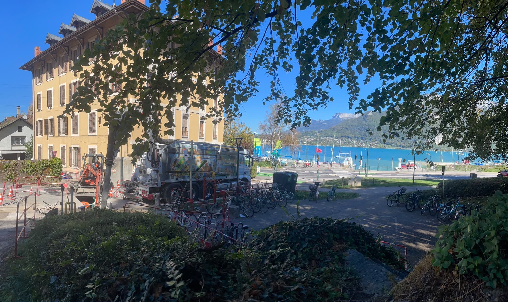 Chantier de terrassement par aspiration AIX TP à Annecy avec vue sur le lac