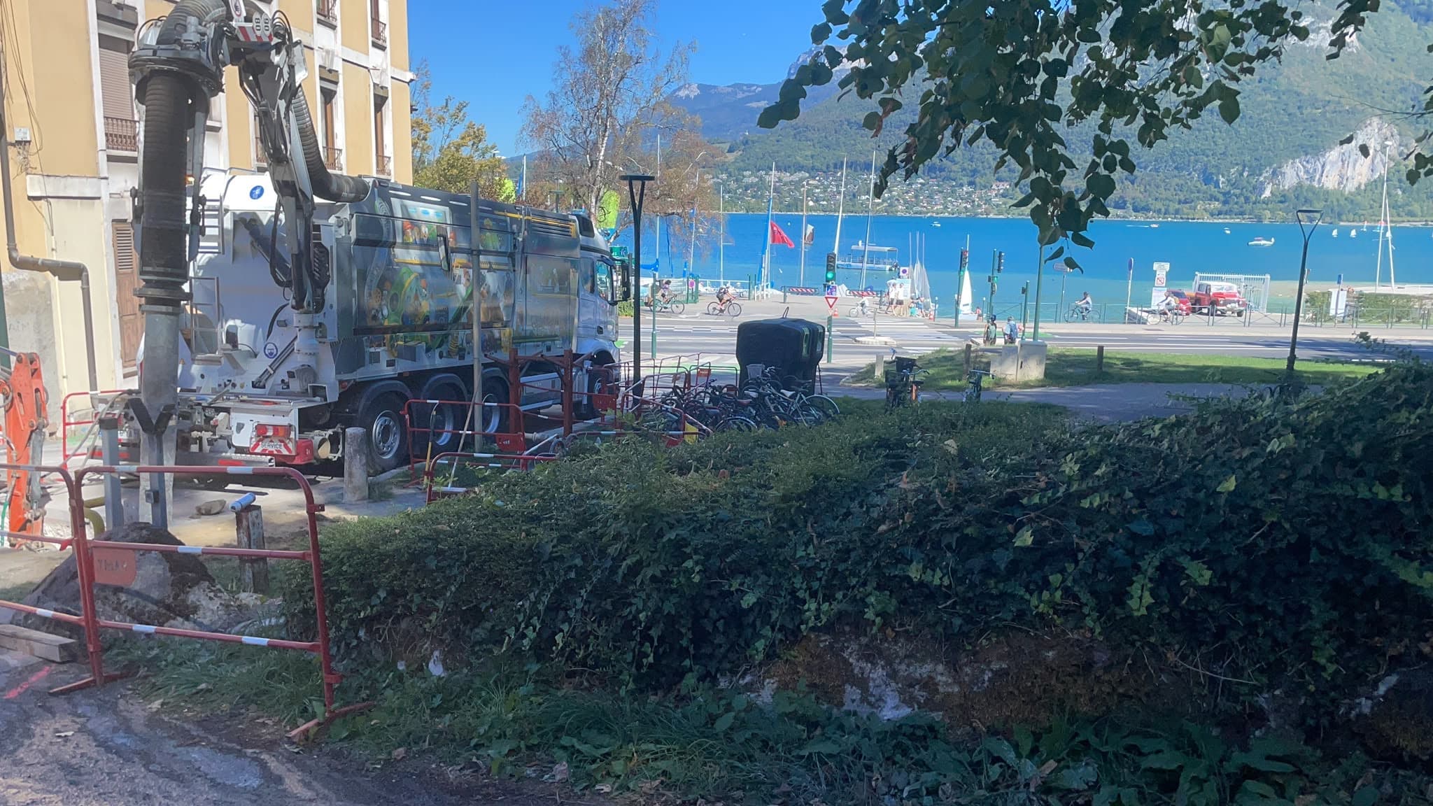 Aspiratrice-excavatrice AIX TP garée en bord du lac d'Annecy pour le chantier FAMY
