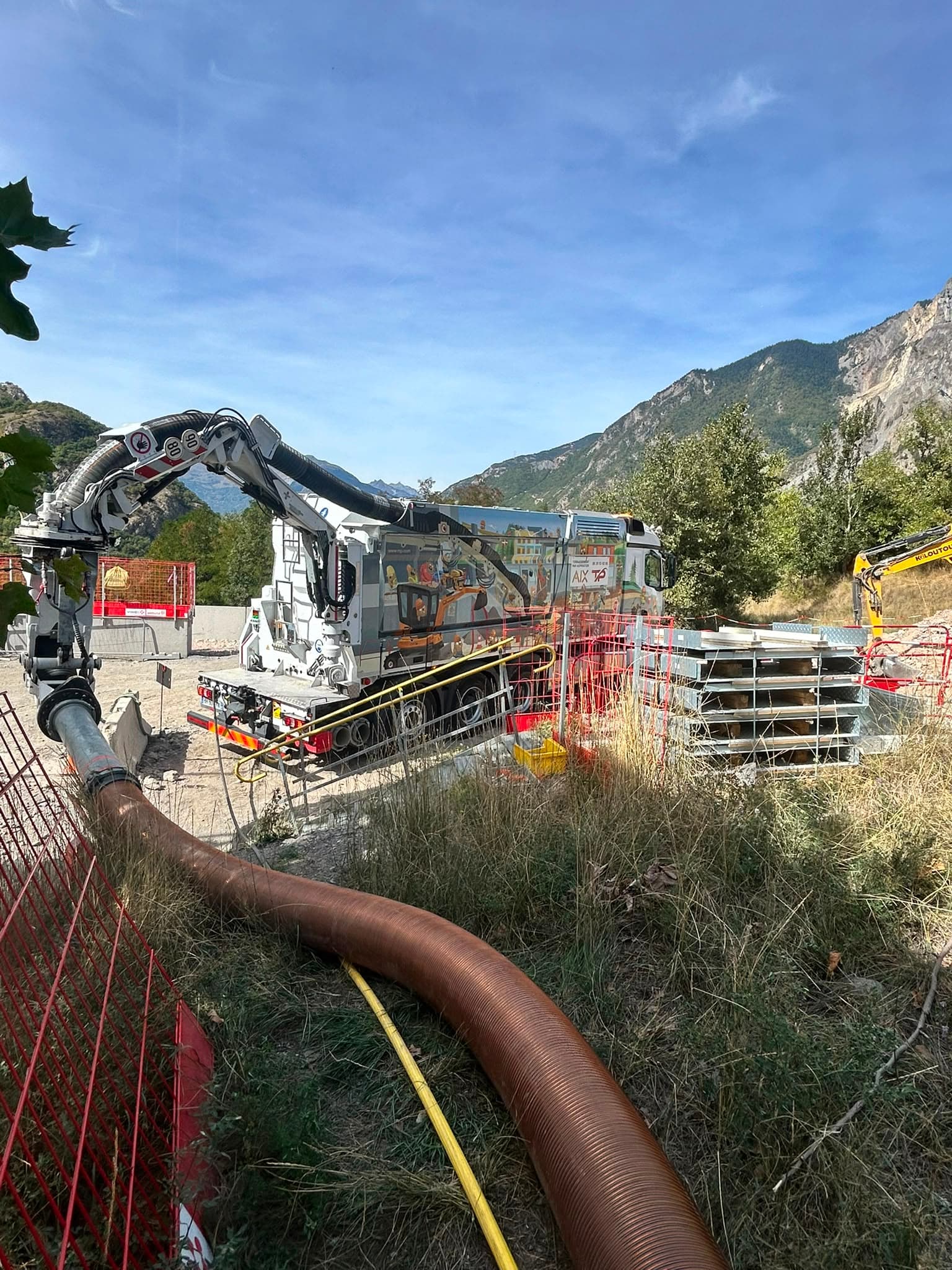 Aspiratrice-excavatrice AIX TP avec rallonge d'aspiration de 35 mètres sur le chantier TELT CO7
