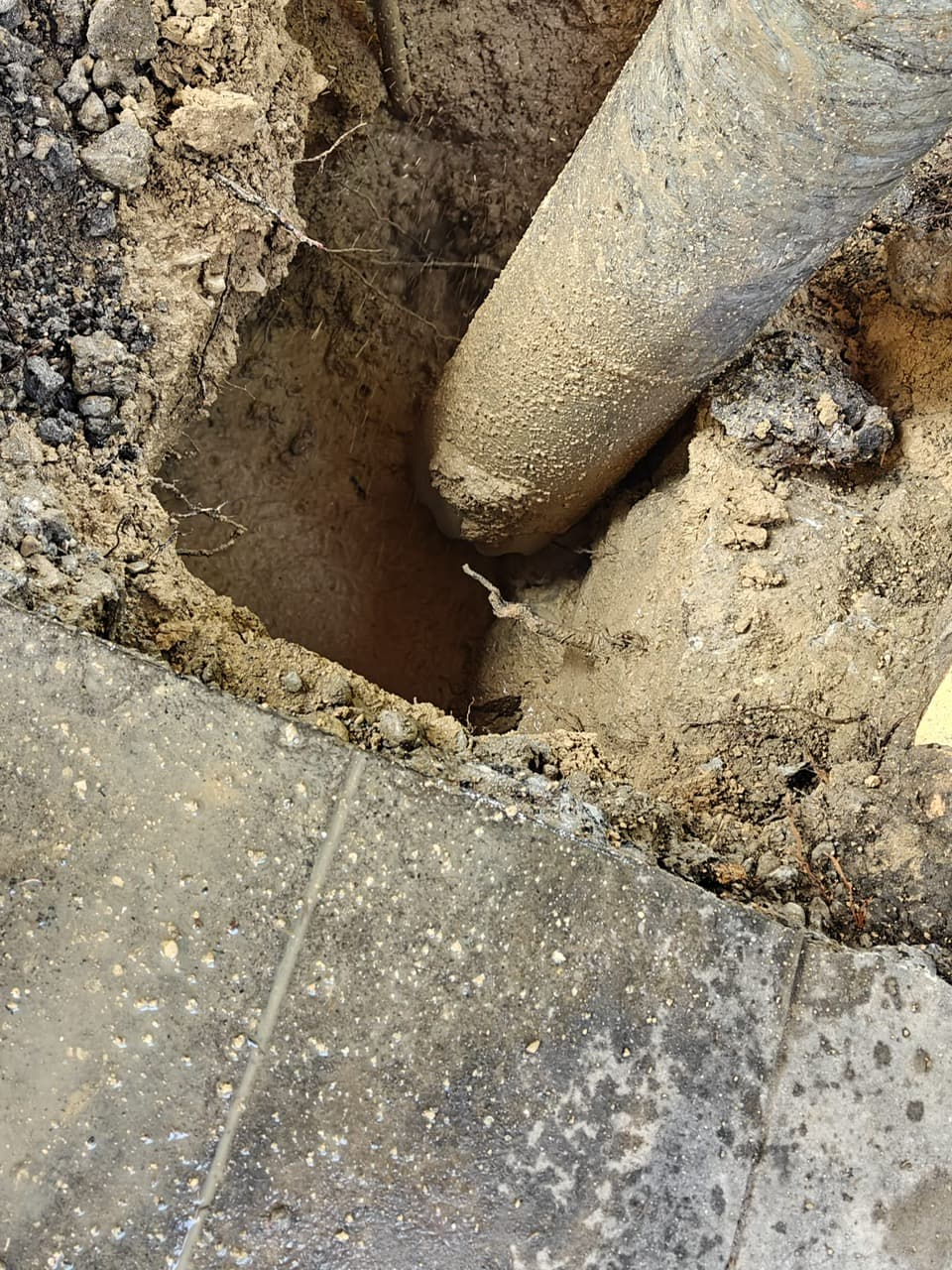 Tuyau d’aspiration en fond de fouille lors du dégagement d’une canalisation d’eau en fuite