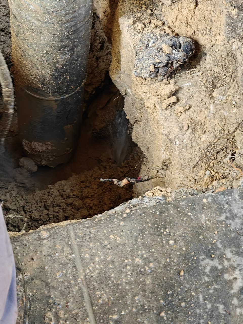 Jet d’eau issu d’une canalisation fuyarde, observé en fond de fouille réalisée par aspiration
