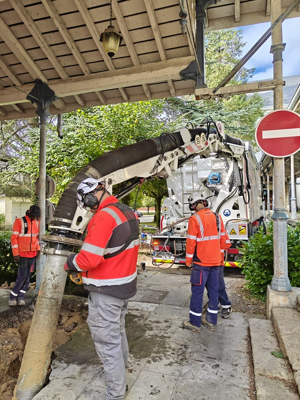 Opérateurs AIX TP et aspiratrice-excavatrice sous une galerie couverte pour une recherche de fuite d’eau