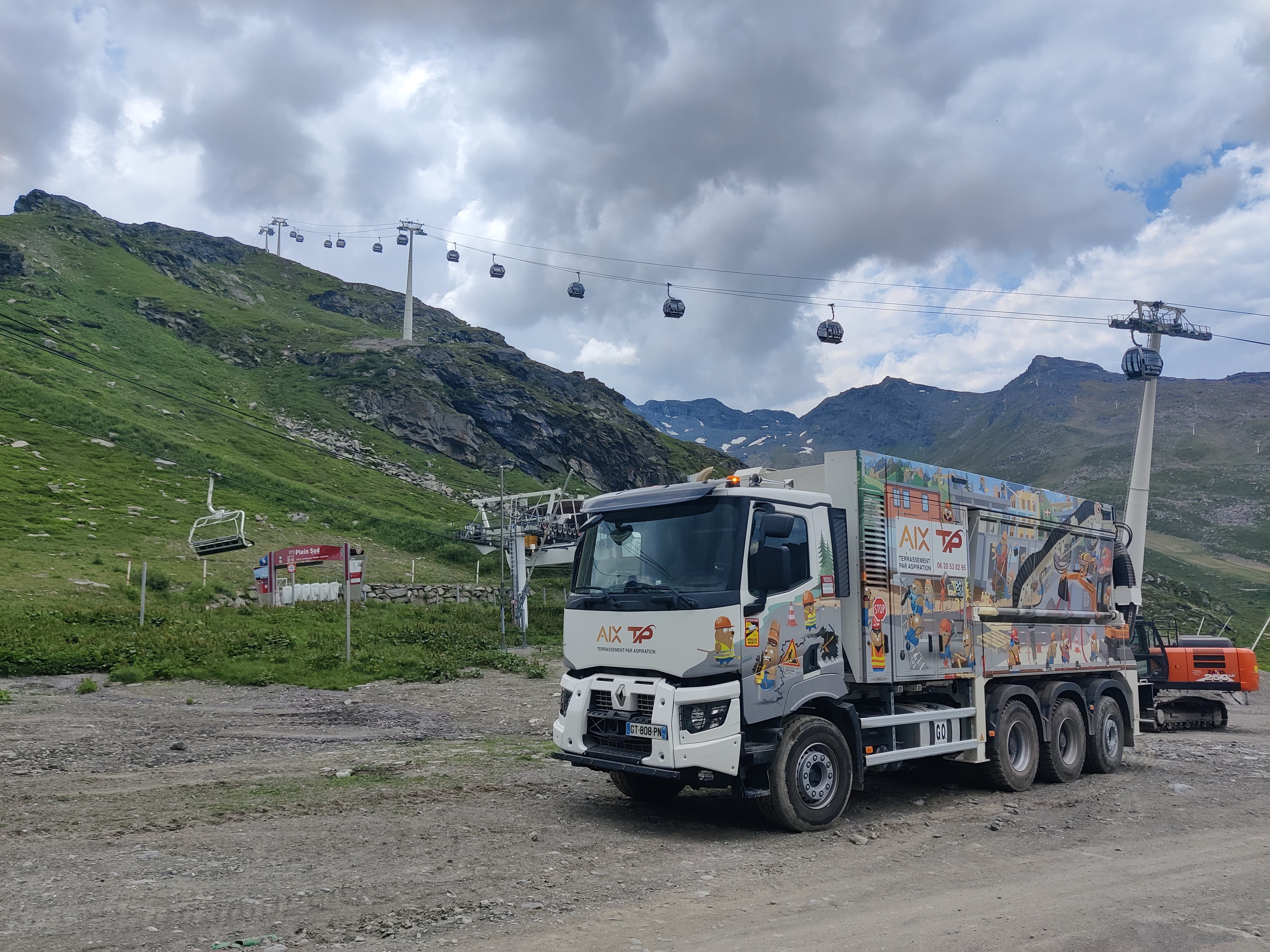 Chantier de terrassement en montagne