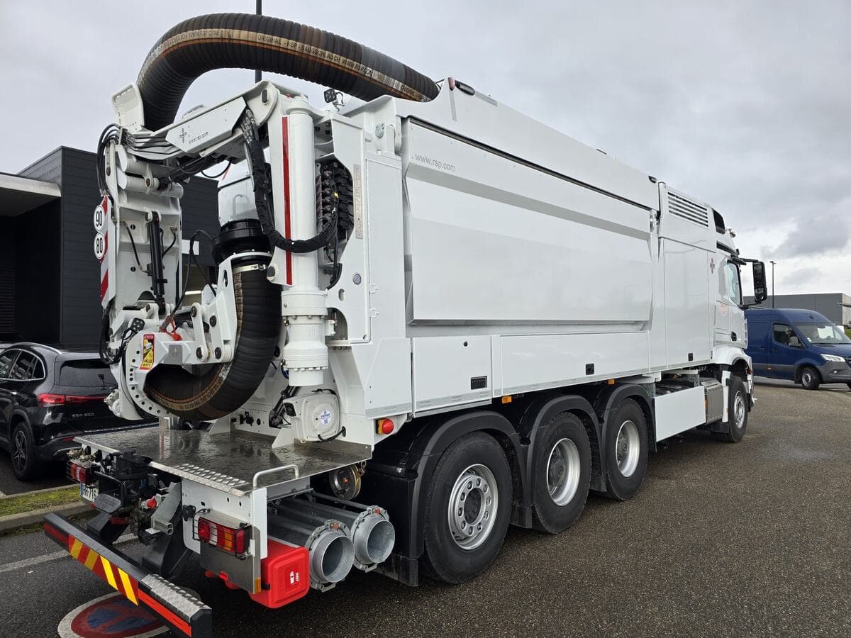 Arrière du camion aspirateur : trappes d'accouplement et tube d'aspiration