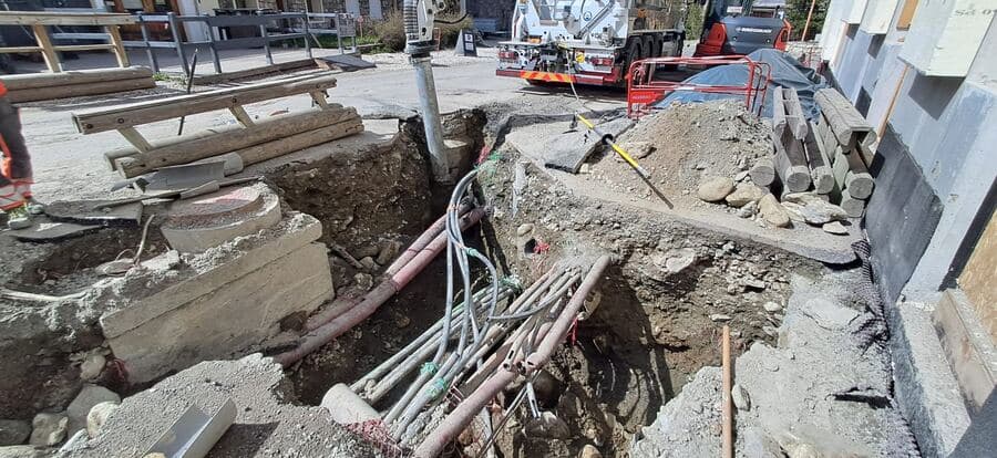 Réseaux dégagés sur un chantier de construction, blocs béton et étaiement