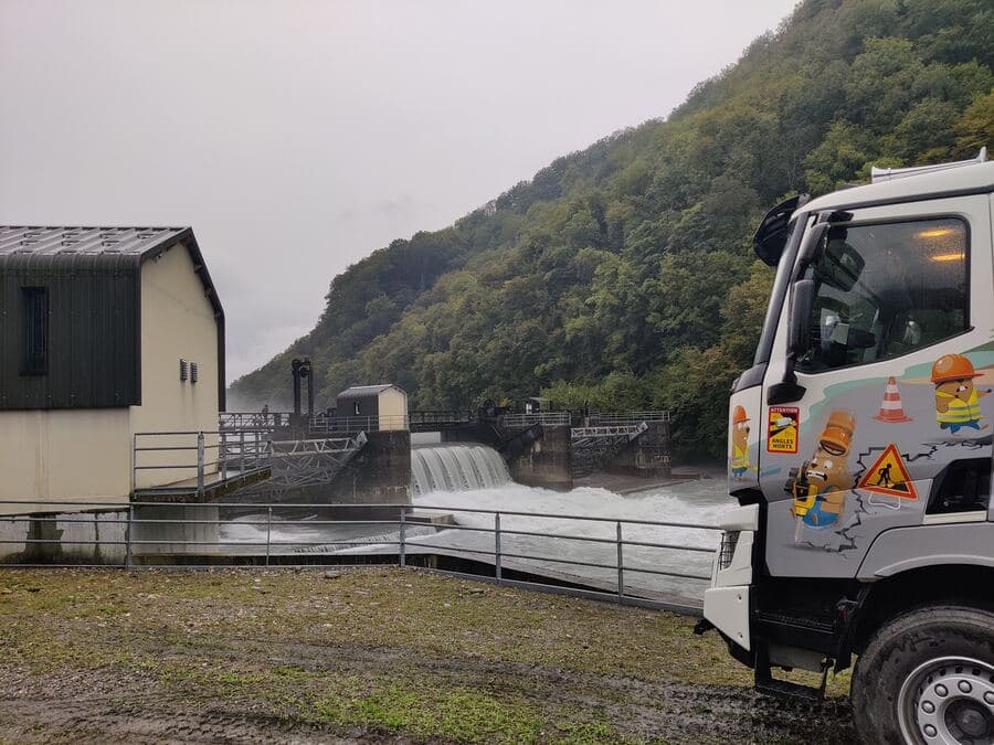 Camion aspirateur en intervention près d'une prise d'eau et de son déversoir